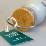 Drikkeflaske - Metal med Fugle, fugle i farver, danske, havens, vilde fugle, termoflaske, drikkedunk, drikkeflaske, saft, vanddunk, metalflaske, motion, med, fuglemotiv, ornitolog, natur, naturen, vadehavet, smart, flot, særlig, personlig, gave, symbolsk, på job, i skole, sass & Belle, lækker, kvalitet, miljø, rigtig, uden, biti, ribe, musvit, sangdrossel, blåmejse, halemejse, stillits, isfugl, gærdesmutte, bogfinke, rødkælk, rødhals, grønsisken, rjb,