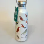 Drikkeflaske - Metal med Fugle, fugle i farver, danske, havens, vilde fugle, termoflaske, drikkedunk, drikkeflaske, saft, vanddunk, metalflaske, motion, med, fuglemotiv, ornitolog, natur, naturen, vadehavet, smart, flot, særlig, personlig, gave, symbolsk, på job, i skole, sass & Belle, lækker, kvalitet, miljø, rigtig, uden, biti, ribe, musvit, sangdrossel, blåmejse, halemejse, stillits, isfugl, gærdesmutte, bogfinke, rødkælk, rødhals, grønsisken, rjb,