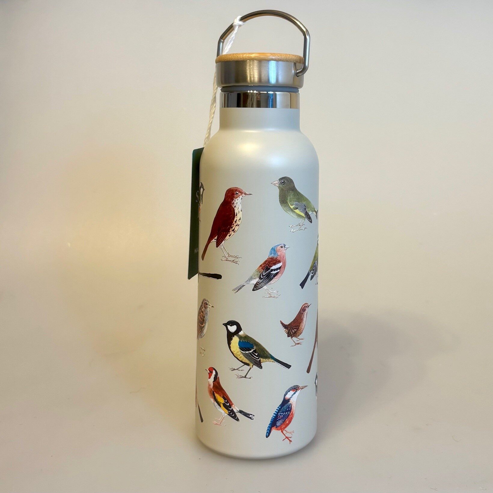 Drikkeflaske - Metal med Fugle, fugle i farver, danske, havens, vilde fugle, termoflaske, drikkedunk, drikkeflaske, saft, vanddunk, metalflaske, motion, med, fuglemotiv, ornitolog, natur, naturen, vadehavet, smart, flot, særlig, personlig, gave, symbolsk, på job, i skole, sass & Belle, lækker, kvalitet, miljø, rigtig, uden, biti, ribe, musvit, sangdrossel, blåmejse, halemejse, stillits, isfugl, gærdesmutte, bogfinke, rødkælk, rødhals, grønsisken, rjb,