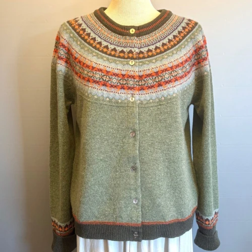 Eribé - Færø Cardigan Støvgrøn Kort, bræmas, støvgrøn, støvet, dæmpet, grågrøn, stengrøn, femin, beige, rosa, lyserød, pudderrosa, pudderfarvet, angora, cardigan, til, piger, damer, damestrik, særlig, eksklusiv, moderne, klassisk, elegant, sød, ren, uld, natur, bæredyftig, mode, biti, eribe, ribe, skotsk, skotland, færømønster, fin, cropped, figursyet, strikket, fintstrikket, blød, lun, varm, alpine, strikjakke, striktrøje, knapper