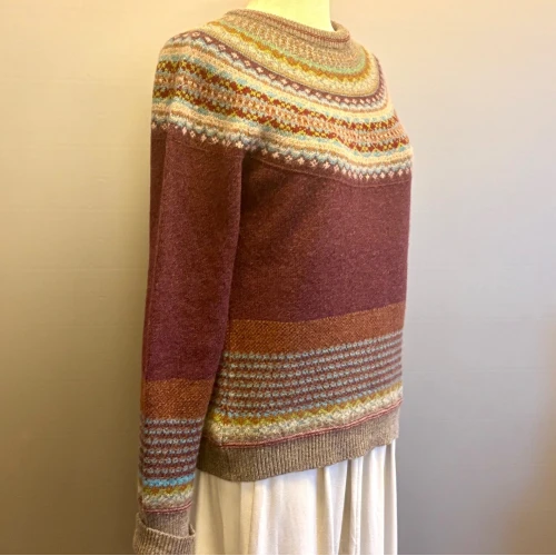 Eribé - Færø Pullover Esmeralda, vinrød, bordeaux, bourgogne, rubunrød, rødlilla, ruby, delikat, fin, feminin, dæmpet, diskret, strathfort, eribé færøstrik, færø pullover, strik, fintstrikket, tynd, lun, feminin, klassisk, trøje, striktrøje, til piger, til damer, damestrik, strikketrøje, sweater, angora, bærestykke, rundstrikket, lun, blød, kradser ikke, lækker, kvalitet, speciel, flot, smuk, skotsk, færøerne, skotland, ribe, biti, alpine,
