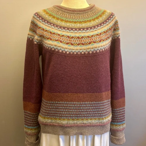 Eribé - Færø Pullover Esmeralda, vinrød, bordeaux, bourgogne, rubunrød, rødlilla, ruby, delikat, fin, feminin, dæmpet, diskret, strathfort, eribé færøstrik, færø pullover, strik, fintstrikket, tynd, lun, feminin, klassisk, trøje, striktrøje, til piger, til damer, damestrik, strikketrøje, sweater, angora, bærestykke, rundstrikket, lun, blød, kradser ikke, lækker, kvalitet, speciel, flot, smuk, skotsk, færøerne, skotland, ribe, biti, alpine,
