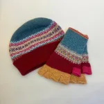 Hue Uld - Eribé med Opslag - Bordeaux Støvgrøn, Eribé Strikkede Vanter med Åbne Fingre Bordeaux Støvgrøn , velvet, efterår. efterårsfarver, gyldne, mættede, varme, nuancer, hønsestrik, mønsterstrik, klassisk, classic, skotland, smart, flot, lækker, blød, udendørs, indendørs, håndledsvarmere, pulsvarmere, kontor, vanter, tynde, bløde, lune, lette, cykle, mobilhandsker, mønster, rød, grøn, flotte, gaveide, sort, sol, ribe, eribe, country, stil, side, adel, engelsk, skotsk, alndadel, countryside, adel, posh, stiligt, afslappet,