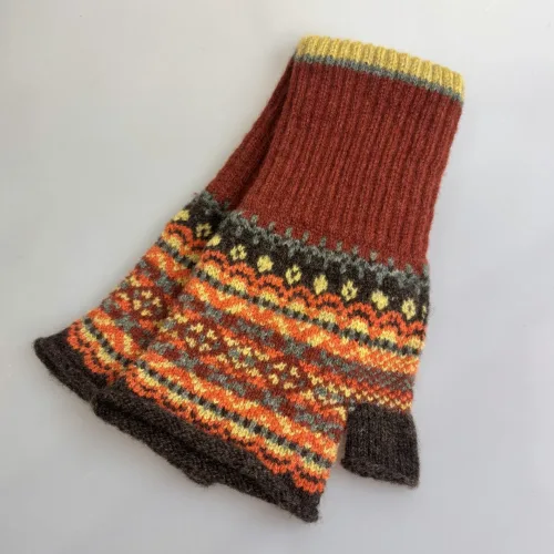 Eribé Strikkede Vanter Uden Fingre Rust Oliven, braemar, oakley, efterårsfarver, efterår. efterårsfarver, gyldne, mættede, varme, nuancer, hønsestrik, mønsterstrik, klassisk, classic, skotland, smart, flot, lækker, blød, udendørs, indendørs, håndledsvarmere, pulsvarmere, kontor, vanter, tynde, bløde, lune, lette, cykle, mobilhandsker, mønster, rød, grøn, flotte, gaveide, sort, sol, ribe, eribe, country, stil, side, adel, engelsk, skotsk, alndadel, countryside, adel, posh, stiligt, afslappet,