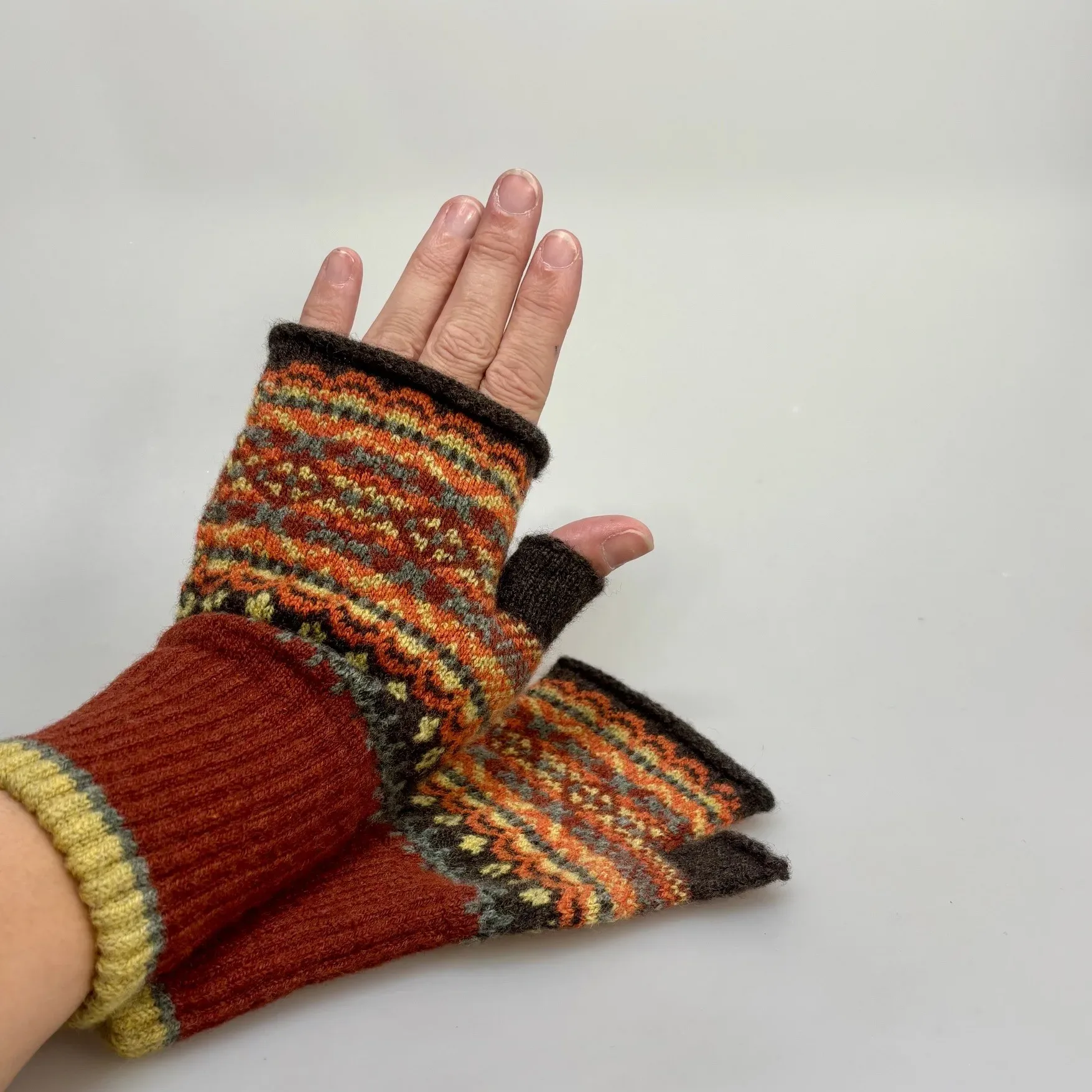 Eribé Strikkede Vanter Uden Fingre Rust Oliven Eribé Strikkede Vanter Uden Fingre Rust Oliven, braemar, oakley, efterårsfarver, efterår. efterårsfarver, gyldne, mættede, varme, nuancer, hønsestrik, mønsterstrik, klassisk, classic, skotland, smart, flot, lækker, blød, udendørs, indendørs, håndledsvarmere, pulsvarmere, kontor, vanter, tynde, bløde, lune, lette, cykle, mobilhandsker, mønster, rød, grøn, flotte, gaveide, sort, sol, ribe, eribe, country, stil, side, adel, engelsk, skotsk, alndadel, countryside, adel, posh, stiligt, afslappet,