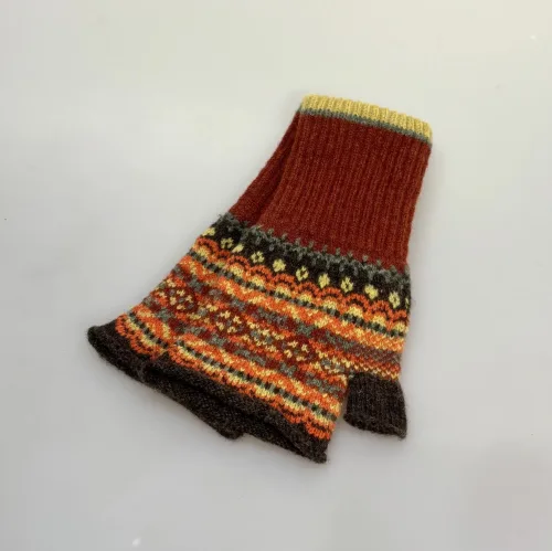 Eribé Strikkede Vanter Uden Fingre Rust Oliven, braemar, oakley, efterårsfarver, efterår. efterårsfarver, gyldne, mættede, varme, nuancer, hønsestrik, mønsterstrik, klassisk, classic, skotland, smart, flot, lækker, blød, udendørs, indendørs, håndledsvarmere, pulsvarmere, kontor, vanter, tynde, bløde, lune, lette, cykle, mobilhandsker, mønster, rød, grøn, flotte, gaveide, sort, sol, ribe, eribe, country, stil, side, adel, engelsk, skotsk, alndadel, countryside, adel, posh, stiligt, afslappet,