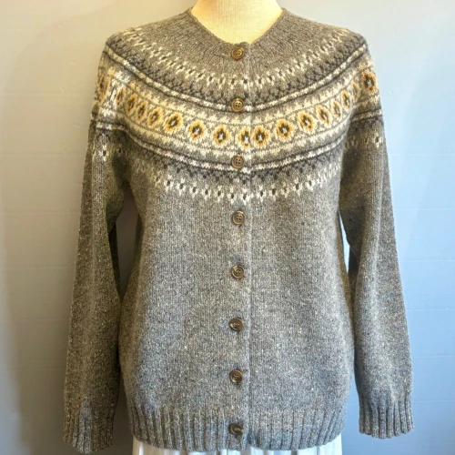 Harley Færø Cardigan - Donegal Grå, st. Kilda, sankt, saint, mellemgrå, lysegrå, nister, farvespots, prikker, strikketrøje, striktrøje, strikjakke, cardigan, knapper, åben, knaplukning, harris, tweed, donegal, tweedgarn, nister, farvespots, mættet, lodengrøn, grøn, mørkegrøn, varme, farver, elegant, klassisk, country side, adel, engelsk, skotsk, færøerne, færøstrik, færømønster, rundstrikket, islænder, sweater, tyk, blød, lækker, kvalitet, smart, moderne, tradition, biti, ribe