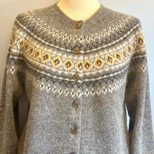 Harley Færø Cardigan - Donegal Grå, st. Kilda, sankt, saint, mellemgrå, lysegrå, nister, farvespots, prikker, strikketrøje, striktrøje, strikjakke, cardigan, knapper, åben, knaplukning, harris, tweed, donegal, tweedgarn, nister, farvespots, mættet, lodengrøn, grøn, mørkegrøn, varme, farver, elegant, klassisk, country side, adel, engelsk, skotsk, færøerne, færøstrik, færømønster, rundstrikket, islænder, sweater, tyk, blød, lækker, kvalitet, smart, moderne, tradition, biti, ribe