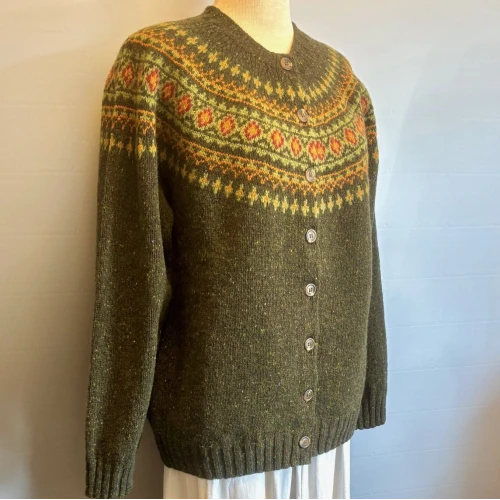 Harley Færø Cardigan - Donegal Oliven, strik, strikketrøje, striktrøje, strikjakke, cardigan, knapper, åben, knaplukning, harris, tweed, donegal, tweedgarn, nister, farvespots, mættet, lodengrøn, grøn, mørkegrøn, varme, farver, elegant, klassisk, country side, adel, engelsk, skotsk, færøerne, færøstrik, færømønster, rundstrikket, islænder, sweater, tyk, blød, lækker, kvalitet, smart, moderne, tradition, biti, ribe