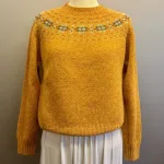 Harley of Scotland - Færø Pullover - Kort Gylden, cummin, golden, okkergul, sennepsgul, varm, gul, gylden, boksy, boxy, cropped, moderne, smart, sporty, 5231, færømønster, færø, strik, sweater, pullover, rundstrikket, mønster, skuldrene, stjerne, ensfarvet, tynd, lun, blød, lækker, ren, uld, ulden, uldstrik, islænder, gudrun, traditionel, opdateret, smart, feminin, håndstrikket, strik, damestrik, nordisk, klassisk, lækker, let, kvalitet, bæredygtig, holdbar, smuk, biti, ribe, skotsk, islænder