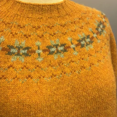 Harley of Scotland - Færø Pullover - Kort Gylden, cummin, golden, okkergul, sennepsgul, varm, gul, gylden, boksy, boxy, cropped, moderne, smart, sporty, 5231, færømønster, færø, strik, sweater, pullover, rundstrikket, mønster, skuldrene, stjerne, ensfarvet, tynd, lun, blød, lækker, ren, uld, ulden, uldstrik, islænder, gudrun, traditionel, opdateret, smart, feminin, håndstrikket, strik, damestrik, nordisk, klassisk, lækker, let, kvalitet, bæredygtig, holdbar, smuk, biti, ribe, skotsk, islænder