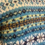 Harley of Scotland - Mønsterstrikket Pullover Pennan Bay, azurblå, mønsterstrik, pullover, sweater, mønstret, hønsestrik, borter, skotsk, skotland, blød, tyk, lækker, kvalitet, 5022, blå, speciel, luksus, luksuriøs, smart, sporty, cool, moderne, damestrik, striktrøje, striksweater, håndstrikket, biti, ribe