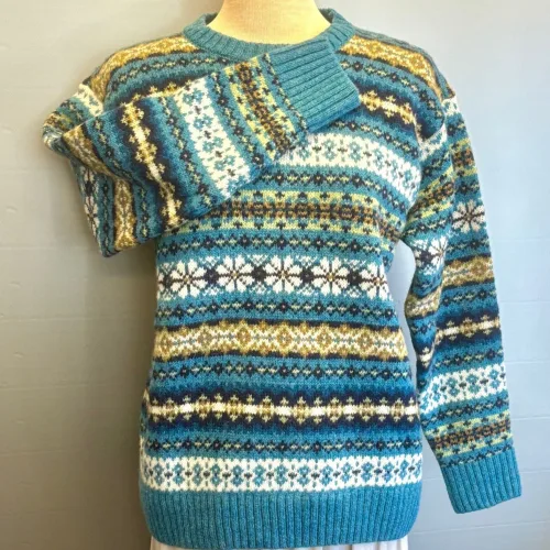 Harley of Scotland - Mønsterstrikket Pullover Pennan Bay, azurblå, mønsterstrik, pullover, sweater, mønstret, hønsestrik, borter, skotsk, skotland, blød, tyk, lækker, kvalitet, 5022, blå, speciel, luksus, luksuriøs, smart, sporty, cool, moderne, damestrik, striktrøje, striksweater, håndstrikket, biti, ribe