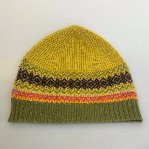 Hue Uld - Eribé Beanie Kiwi Grøn, findhorn, lime, gulgrøn, messing, avocadogrøn, kiwigrøn, lysegrøn, efterårsfarver, oliven, varme, farver, smart, tidsløs, klassisk, flot, lækker, kvalitet, uld, ren, ulden, tynd, blød, let,strikket, fintstrikket, skotsk, engelsk, design, country, side, biti, ribe, eribe, sort sol, vadehavet, marsken, gave, gaveide, julegave, efterår, vinter,