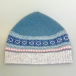 Hue Uld - Eribé Beanie Lyseblå Grå, dueblå, blå, grå, lysegrå, klassisk, dew, lys, sporty, dansk, nordisk, design, mønsterstrik, færø, island, skotsk, tynd, lækker, herrehue, damehue, unisex, glot, kvalitet, ulden, uld, ren, lambswool, merino, strikket, lun, behagelig, klædelig, beanie, biti, ribe,