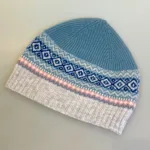 Hue Uld - Eribé Beanie Lyseblå Grå, dueblå, blå, grå, lysegrå, klassisk, dew, lys, sporty, dansk, nordisk, design, mønsterstrik, færø, island, skotsk, tynd, lækker, herrehue, damehue, unisex, glot, kvalitet, ulden, uld, ren, lambswool, merino, strikket, lun, behagelig, klædelig, beanie, biti, ribe,