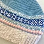 Hue Uld - Eribé Beanie Lyseblå Grå, dueblå, blå, grå, lysegrå, klassisk, dew, lys, sporty, dansk, nordisk, design, mønsterstrik, færø, island, skotsk, tynd, lækker, herrehue, damehue, unisex, glot, kvalitet, ulden, uld, ren, lambswool, merino, strikket, lun, behagelig, klædelig, beanie, biti, ribe,