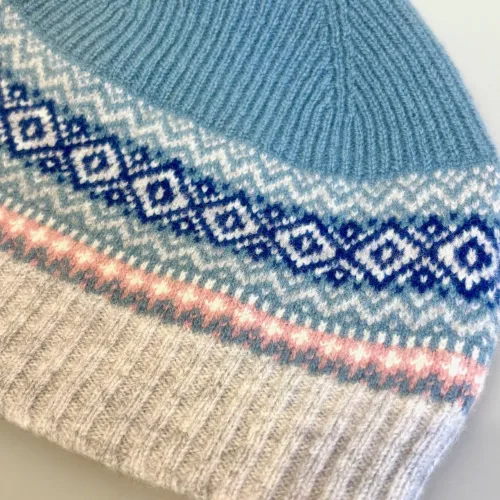 Hue Uld - Eribé Beanie Lyseblå Grå, dueblå, blå, grå, lysegrå, klassisk, dew, lys, sporty, dansk, nordisk, design, mønsterstrik, færø, island, skotsk, tynd, lækker, herrehue, damehue, unisex, glot, kvalitet, ulden, uld, ren, lambswool, merino, strikket, lun, behagelig, klædelig, beanie, biti, ribe,