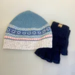 Hue Uld - Eribé Beanie Lyseblå Grå, dueblå, blå, grå, lysegrå, klassisk, dew, lys, sporty, dansk, nordisk, design, mønsterstrik, færø, island, skotsk, tynd, lækker, herrehue, damehue, unisex, glot, kvalitet, ulden, uld, ren, lambswool, merino, strikket, lun, behagelig, klædelig, beanie, biti, ribe,