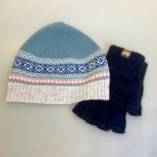 Hue Uld - Eribé Beanie Lyseblå Grå, dueblå, blå, grå, lysegrå, klassisk, dew, lys, sporty, dansk, nordisk, design, mønsterstrik, færø, island, skotsk, tynd, lækker, herrehue, damehue, unisex, glot, kvalitet, ulden, uld, ren, lambswool, merino, strikket, lun, behagelig, klædelig, beanie, biti, ribe,