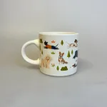 Krus Porcelæn - Hunde Cremefarvet, dogs, hunde, park, parken, leger, hundemotiv, med, hunde, hunderacer, gravhund, dachshund, whippet, basset, blodhund, beagle, border, collie, grand danois, papillon, chi hua hua, chou chou, corgi, springer spaniel, puddel, puddelhund, kongepuddel, hundekop, hundekrus, kaffekop, kaffekrus, porcelæn, jernporcelæn, stor, tekop, tekrus, mug, sjov, personlig, hundeejer, biti, ribe, Rex, london,