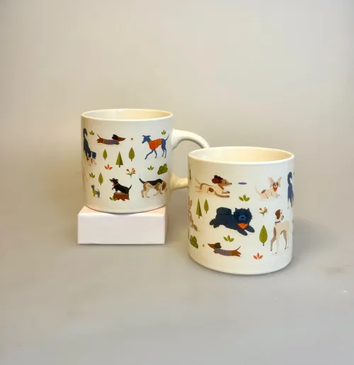 Krus Porcelæn - Hunde Cremefarvet, dogs, hunde, park, parken, leger, hundemotiv, med, hunde, hunderacer, gravhund, dachshund, whippet, basset, blodhund, beagle, border, collie, grand danois, papillon, chi hua hua, chou chou, corgi, springer spaniel, puddel, puddelhund, kongepuddel, hundekop, hundekrus, kaffekop, kaffekrus, porcelæn, jernporcelæn, stor, tekop, tekrus, mug, sjov, personlig, hundeejer, biti, ribe, Rex, london,