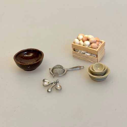 Miniature Keramik Grødfad Mørkebrunt, Miniature Sigte med Skaft, si, sigte, dørslag, 1:12, dukkehus, nissedør, nisseting, køkken, køkkentøj, mini, miniatyre, miniature, 7803, nissetilbehør, nisseting, nissebo, sjov, julekalender, for børn, december, dukkekøkken, symbolsk, gave, gavekort, gaveide, sang, tale, kok, bagning, bager, bagekursus, bageting, bagetilbehør, biti, ribe, titanias, palads, feer, dukkehusting, dukkehustilbehør, god morgen nisser, birgitte frigast, sætterkasse, sættekasse