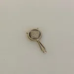 Miniature Sigte med Skaft, si, sigte, dørslag, 1:12, dukkehus, nissedør, nisseting, køkken, køkkentøj, mini, miniatyre, miniature, 7803, nissetilbehør, nisseting, nissebo, sjov, julekalender, for børn, december, dukkekøkken, symbolsk, gave, gavekort, gaveide, sang, tale, kok, bagning, bager, bagekursus, bageting, bagetilbehør, biti, ribe, titanias, palads, feer, dukkehusting, dukkehustilbehør, god morgen nisser, birgitte frigast, sætterkasse, sættekasse