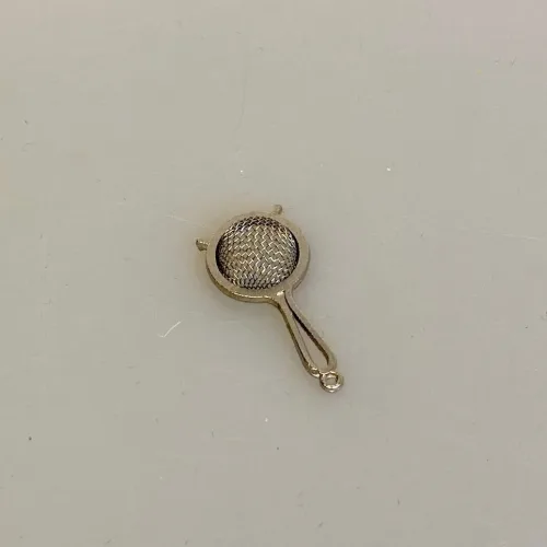 Miniature Sigte med Skaft, si, sigte, dørslag, 1:12, dukkehus, nissedør, nisseting, køkken, køkkentøj, mini, miniatyre, miniature, 7803, nissetilbehør, nisseting, nissebo, sjov, julekalender, for børn, december, dukkekøkken, symbolsk, gave, gavekort, gaveide, sang, tale, kok, bagning, bager, bagekursus, bageting, bagetilbehør, biti, ribe, titanias, palads, feer, dukkehusting, dukkehustilbehør, god morgen nisser, birgitte frigast, sætterkasse, sættekasse