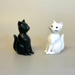 Nikke Dyr - Kat Hvid, Nikke Dyr - Kat Sort, wackel, cat, katze, vippe, nikke, vippedyr, nikkedyr, kat, kattekilling, mis, killing, der sad to katte, retro, siddende, missekat, 60'erne, model, dreje, mobil, bevægelig, yin og yang, sort, hvid, sjov, gave, gaveide, katteejer, kattedame, biti, ribe, tysk, blød hat, barndom