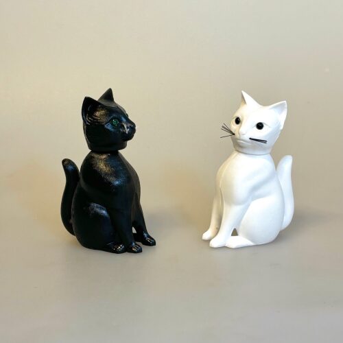 Nikke Dyr - Kat Hvid, Nikke Dyr - Kat Sort, wackel, cat, katze, vippe, nikke, vippedyr, nikkedyr, kat, kattekilling, mis, killing, der sad to katte, retro, siddende, missekat, 60'erne, model, dreje, mobil, bevægelig, yin og yang, sort, hvid, sjov, gave, gaveide, katteejer, kattedame, biti, ribe, tysk, blød hat, barndom