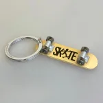 Nøglering - Skate Board , skateboard, longboard, cruise, tricks, skater, livsstil, tube, tricks, symbolsk, hipster, skateudtyr, sjov, mini, miniature, konfirmation, konfirmand, gavekort, gave, nøglering, personlig, skate, bane, biti, ribe