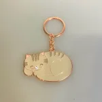 Nøglering - Sovende Kat med Emalje, sass & Belle, emalje, emaljeret, nøglering, taskepynt, taskevedhæng, katteting, ting med katte, katte, missekat, killing, grå, gave, gaveide, biti, ribe