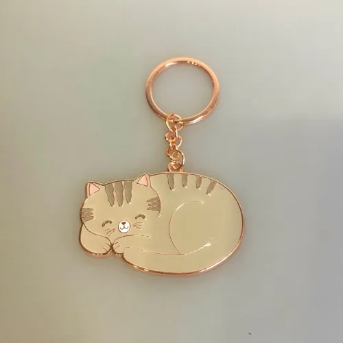 Nøglering - Sovende Kat med Emalje, sass & Belle, emalje, emaljeret, nøglering, taskepynt, taskevedhæng, katteting, ting med katte, katte, missekat, killing, grå, gave, gaveide, biti, ribe