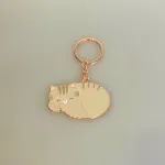 Nøglering - Sovende Kat med Emalje, sass & Belle, emalje, emaljeret, nøglering, taskepynt, taskevedhæng, katteting, ting med katte, katte, missekat, killing, grå, gave, gaveide, biti, ribe