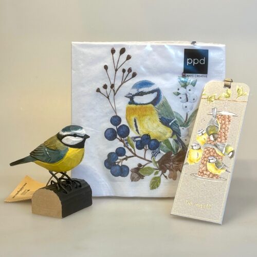 Bogmærke Karton med Blåmejser, Servietter med Blåmejse, blåmejser, servietter, frokost, ellemstore, borddækning, ornitolog, fugle, fugleservietter, mejser, danske, kigger på, fuglekigger, fest, tema, flotte, papirservietter, fugl, blåbær, egeløv, egeblad, snebær, efterår, forår, vinter, biti, ribe