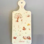 Smørebræt Porcelæn - Skovens Dyr Fest, smørebræt, skærebræt, coaster, varmebrik, servering, serveringsbræt, morgenmad, frokost, til, børn, fest, fødselsdag, skovens, dyr, bambi, bamsefar, bjørn, kanin, balloner, isabelle rose, porcelæn, pastelfarver, yndigt, sødt, lækkert, børneservice, COA6, aflangt, biti, ribe, kært, hakkebakkeskoven, poetisk, eventyr,