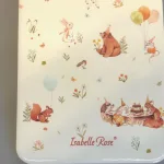 Smørebræt Porcelæn - Skovens Dyr Fest, smørebræt, skærebræt, coaster, varmebrik, servering, serveringsbræt, morgenmad, frokost, til, børn, fest, fødselsdag, skovens, dyr, bambi, bamsefar, bjørn, kanin, balloner, isabelle rose, porcelæn, pastelfarver, yndigt, sødt, lækkert, børneservice, COA6, aflangt, biti, ribe, kært, hakkebakkeskoven, poetisk, eventyr,