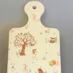 Smørebræt Porcelæn - Skovens Dyr Fest, smørebræt, skærebræt, coaster, varmebrik, servering, serveringsbræt, morgenmad, frokost, til, børn, fest, fødselsdag, skovens, dyr, bambi, bamsefar, bjørn, kanin, balloner, isabelle rose, porcelæn, pastelfarver, yndigt, sødt, lækkert, børneservice, COA6, aflangt, biti, ribe, kært, hakkebakkeskoven, poetisk, eventyr,