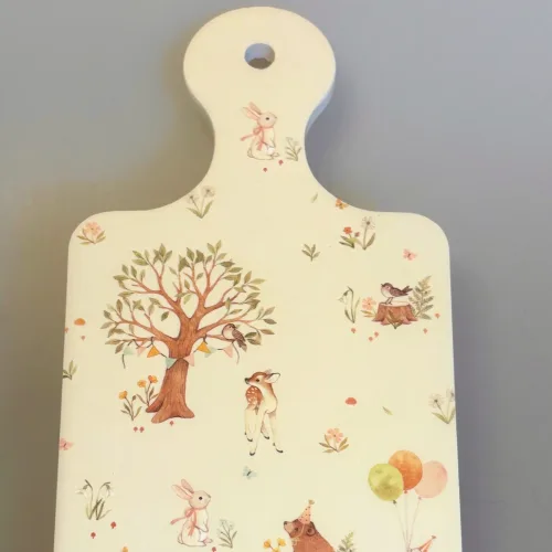 Smørebræt Porcelæn - Skovens Dyr Fest, smørebræt, skærebræt, coaster, varmebrik, servering, serveringsbræt, morgenmad, frokost, til, børn, fest, fødselsdag, skovens, dyr, bambi, bamsefar, bjørn, kanin, balloner, isabelle rose, porcelæn, pastelfarver, yndigt, sødt, lækkert, børneservice, COA6, aflangt, biti, ribe, kært, hakkebakkeskoven, poetisk, eventyr,