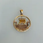 Vedhæng i Bronze - Rundt med Vikingeskib, rundt, mønt, hedeby, vikingebåd, skib, dragestævn, kd, bronze, gylden, guld, vedhæng, moderne, fladt, rundt, charm, Vikingeskib, Vedhæng i sølv - Vikingeskib, skridbladner, langbåd, vikingebåd, vikingeskib, dragestævn, fund, nordisk mytologi, asatro, fund, museumssmykker, kopi smykker, danefæ, ribe, vadehavet, danmarks ældste by, biti, thor, freja, odin, ydun, idun