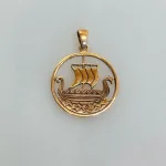 Vedhæng i Bronze - Rundt med Vikingeskib, rundt, mønt, hedeby, vikingebåd, skib, dragestævn, kd, bronze, gylden, guld, vedhæng, moderne, fladt, rundt, charm, Vikingeskib, Vedhæng i sølv - Vikingeskib, skridbladner, langbåd, vikingebåd, vikingeskib, dragestævn, fund, nordisk mytologi, asatro, fund, museumssmykker, kopi smykker, danefæ, ribe, vadehavet, danmarks ældste by, biti, thor, freja, odin, ydun, idun