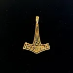 Vikingevedhæng Bronze Thorshammer med Runer og Triskele, evighed, runer, mjølner, thorshammer, hammer, bra, 268, guld, gylden, kobber, bronze, vikingesmykker, tordengud, thor, maskulin, flot, speciel, ægte, original, fund, vikingesmykker, museumssmykker, mellemstor, aser, asatro, gamle, udgravninger, vikingetiden, biti, ribe, kobberbryllup, massiv,