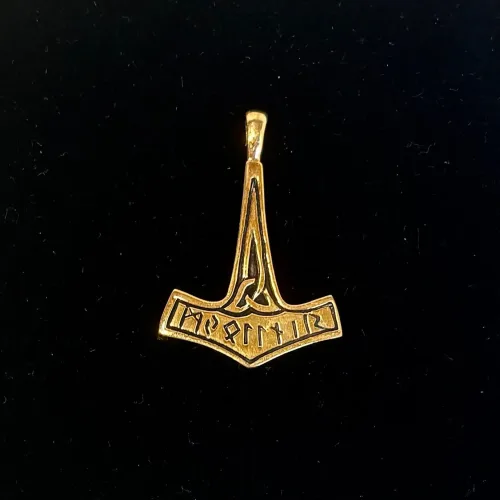 Vikingevedhæng Bronze Thorshammer med Runer og Triskele, evighed, runer, mjølner, thorshammer, hammer, bra, 268, guld, gylden, kobber, bronze, vikingesmykker, tordengud, thor, maskulin, flot, speciel, ægte, original, fund, vikingesmykker, museumssmykker, mellemstor, aser, asatro, gamle, udgravninger, vikingetiden, biti, ribe, kobberbryllup, massiv,