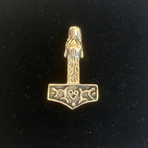 Vikingevedhæng i Bronze - Thorshammer med Fenrisulven Stor, kd, BRA, 277, ulvehammer, uld, ulvehoved, fenris, fenrids, fenrisulven, mjølner, thirs hammer, hammer, bronze, ægte, bronzevedhæng, gylden, kobber, massiv, flot, særlig, amulet, stor, sej, aser, asatro, vikinger, vikingetiden, vikingesmykker, vikingevedhæng, museumssmykker, gamle, guder, tro, danefæ, udgravninger, fund, kopismykke, biti, ribe,