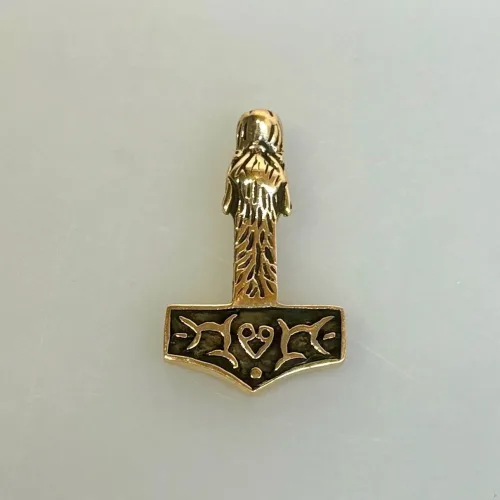 Vikingevedhæng i Bronze - Thorshammer med Fenrisulven Stor, kd, BRA, 277, ulvehammer, uld, ulvehoved, fenris, fenrids, fenrisulven, mjølner, thirs hammer, hammer, bronze, ægte, bronzevedhæng, gylden, kobber, massiv, flot, særlig, amulet, stor, sej, aser, asatro, vikinger, vikingetiden, vikingesmykker, vikingevedhæng, museumssmykker, gamle, guder, tro, danefæ, udgravninger, fund, kopismykke, biti, ribe,
