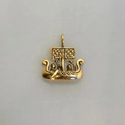 Vikingevedhæng i Bronze - Vikingeskib med Folk, dragestævn, KD, bronze, BRA, 287, gylden, guld, kobber, skib, vikingeskib, skridbladner, søfarende, søfolk, vikingesmykker, vedhæng, sølv, ægte, original, fund, kopi, museumssmykker, rustning, krigere, vikinger, biti, ribe, smykker, gave, gaveide, halssmykke