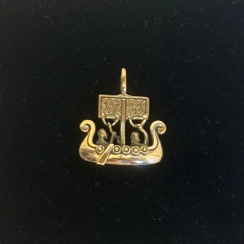 Vikingevedhæng i Bronze - Vikingeskib med Folk, dragestævn, KD, bronze, BRA, 287, gylden, guld, kobber, skib, vikingeskib, skridbladner, søfarende, søfolk, vikingesmykker, vedhæng, sølv, ægte, original, fund, kopi, museumssmykker, rustning, krigere, vikinger, biti, ribe, smykker, gave, gaveide, halssmykke