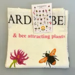 Viskestykke Bomuld med Vilde Bier, garden bees, bee attracting flowers, insekter, honningbi, biodiversitet, natur, flora, fauna, ballance, balance, vilde, blomster, biologi, biolog, naturvejleder, køkken, tekstiler, viskestykke, gave, gaveide, flot, lækker, bomuld, kvalitet, gaveide, solsikke, lavendel, humlebi, brumbasse, sommerfugle, busk, rex, biti, ribe, nationalpark, vadehavet, dansk,