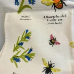 Viskestykke Bomuld med Vilde Bier, garden bees, bee attracting flowers, insekter, honningbi, biodiversitet, natur, flora, fauna, ballance, balance, vilde, blomster, biologi, biolog, naturvejleder, køkken, tekstiler, viskestykke, gave, gaveide, flot, lækker, bomuld, kvalitet, gaveide, solsikke, lavendel, humlebi, brumbasse, sommerfugle, busk, rex, biti, ribe, nationalpark, vadehavet, dansk,